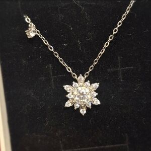 Elegant Silver Flower Pendant Necklace